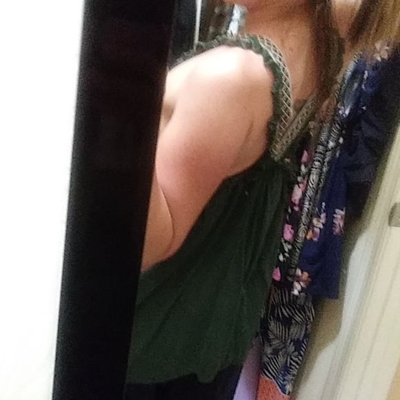 Cold shoulder flowy bohemian tank hunter green - Picture 4 of 5